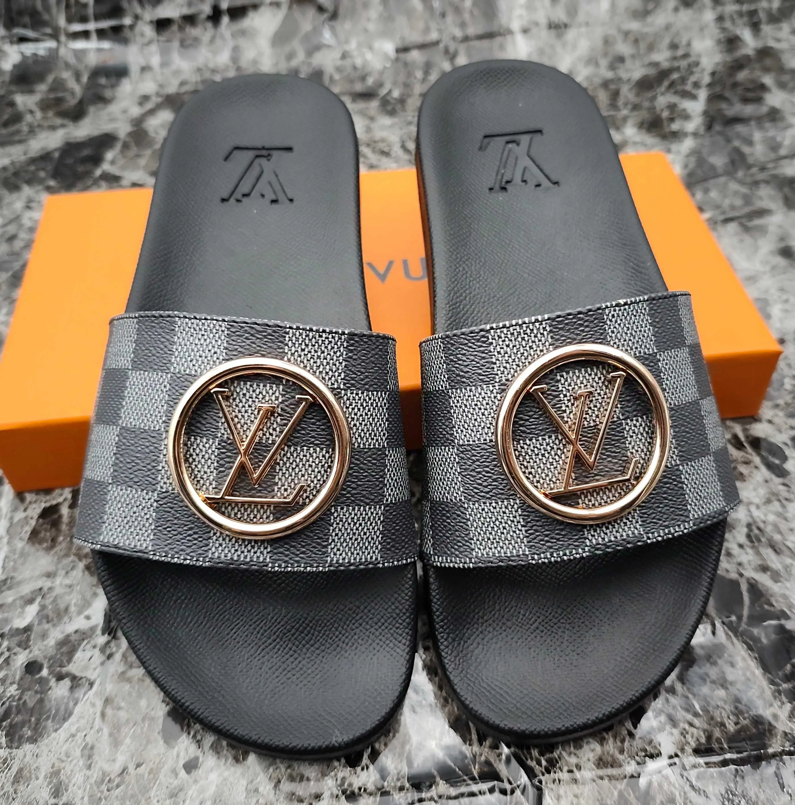 👟👟Ex-factory price 280👟👟 (available all year round) same style for men and women, size 35--48. Couple style🎗Louis Vuitton "LV" slippers, a much-anticipated one, so beautiful that it will melt your hearts❤! It is simply a masterpiece of extraordinary craftsmanship. It is a must-have for everyone. It is made by open mold. It feels Q-bounce and super soft on the feet. It is super delicate on the feet. It is an exclusive model. There are many layouts, so there is always one you like🎉🎉